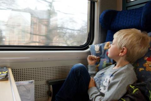 Pojke reser med tåg
