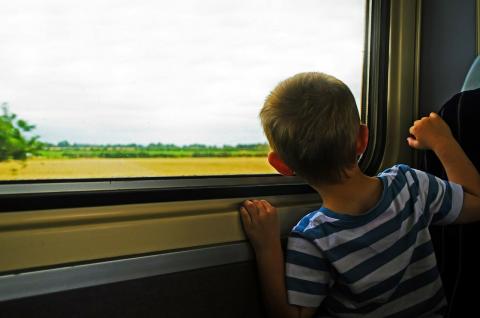 pojke på tåg