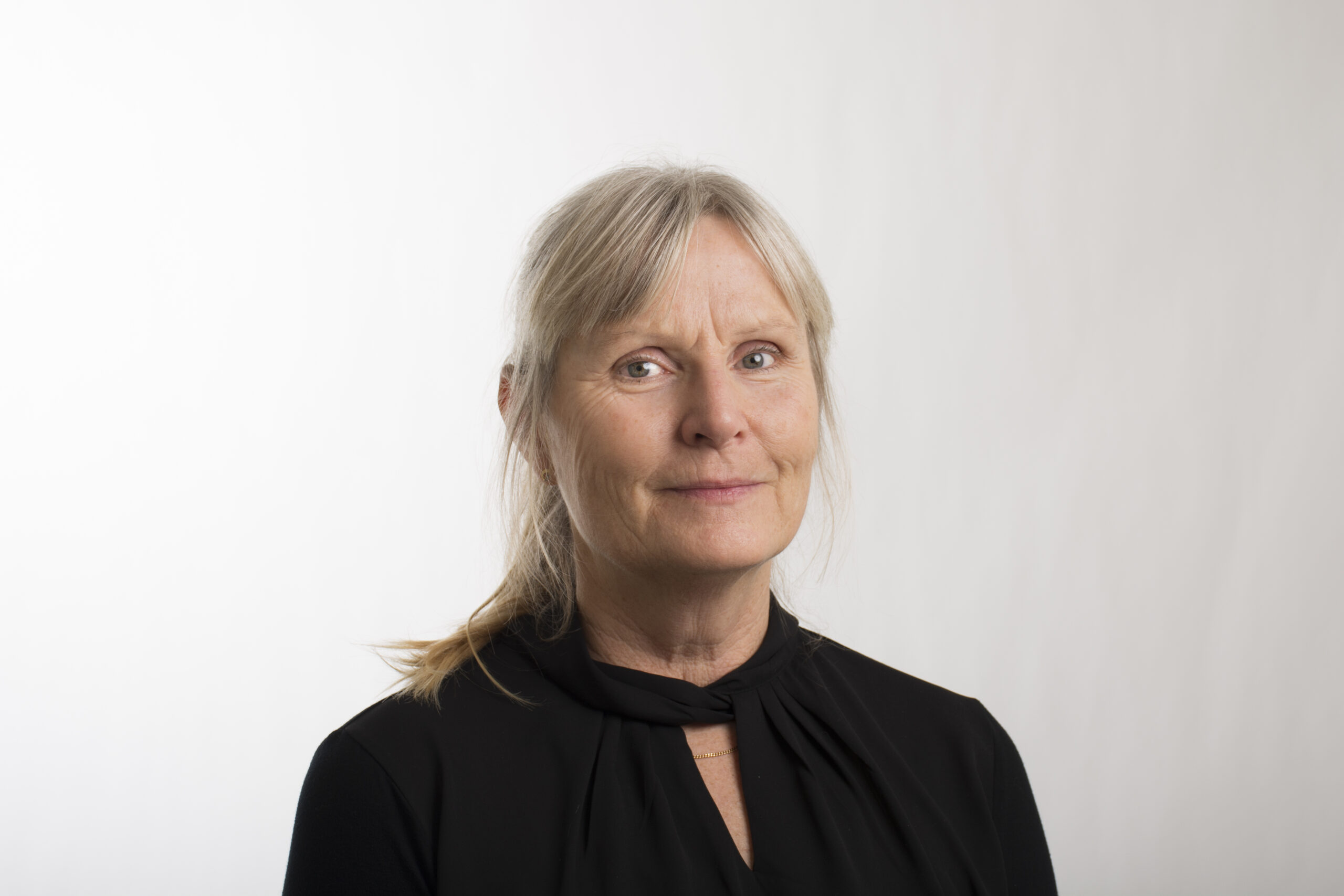 Porträttbild på Anna Anund med vit bakgrund.