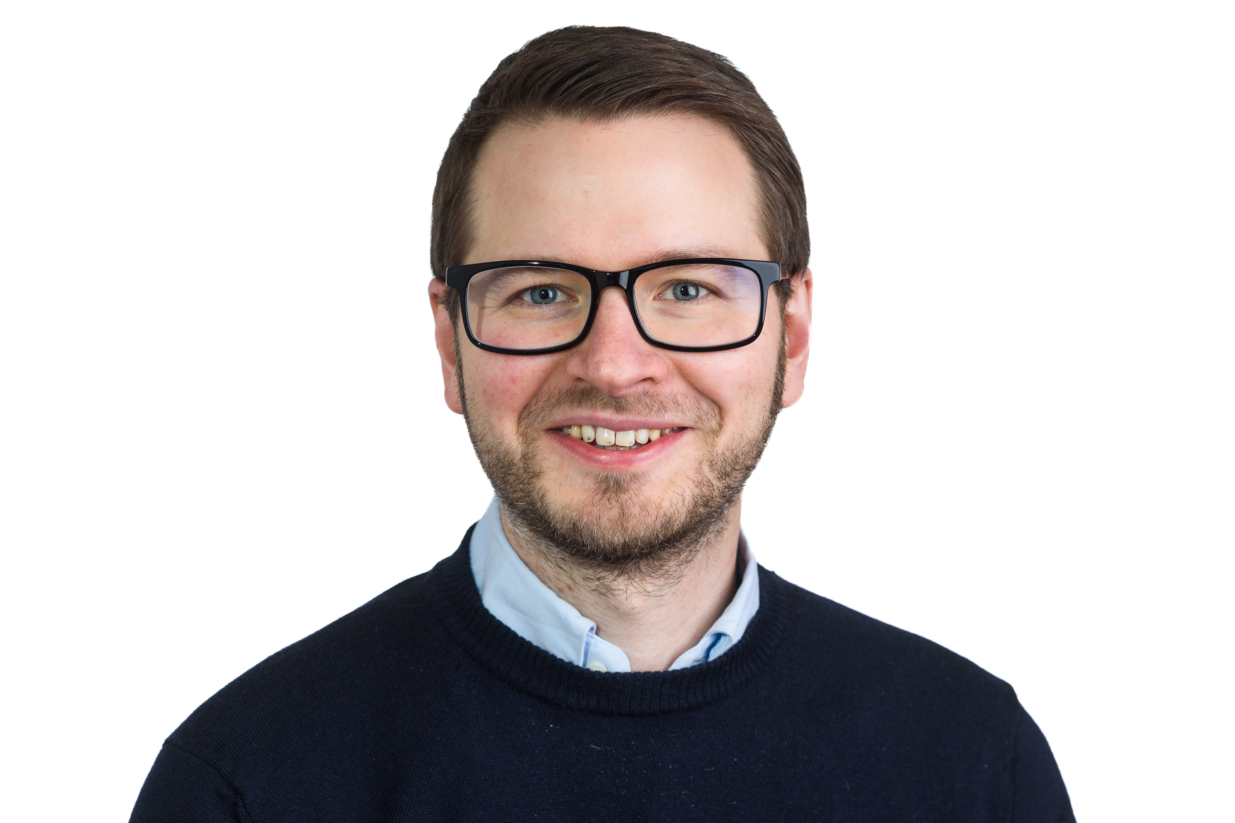Porträttbild på Nils Breyer mot en vit bakgrund.