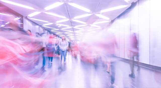 Suddig bild på människor i rörelse på en tunnelbanestation
