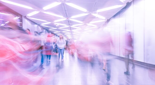 Suddig bild på människor i rörelse på en tunnelbanestation