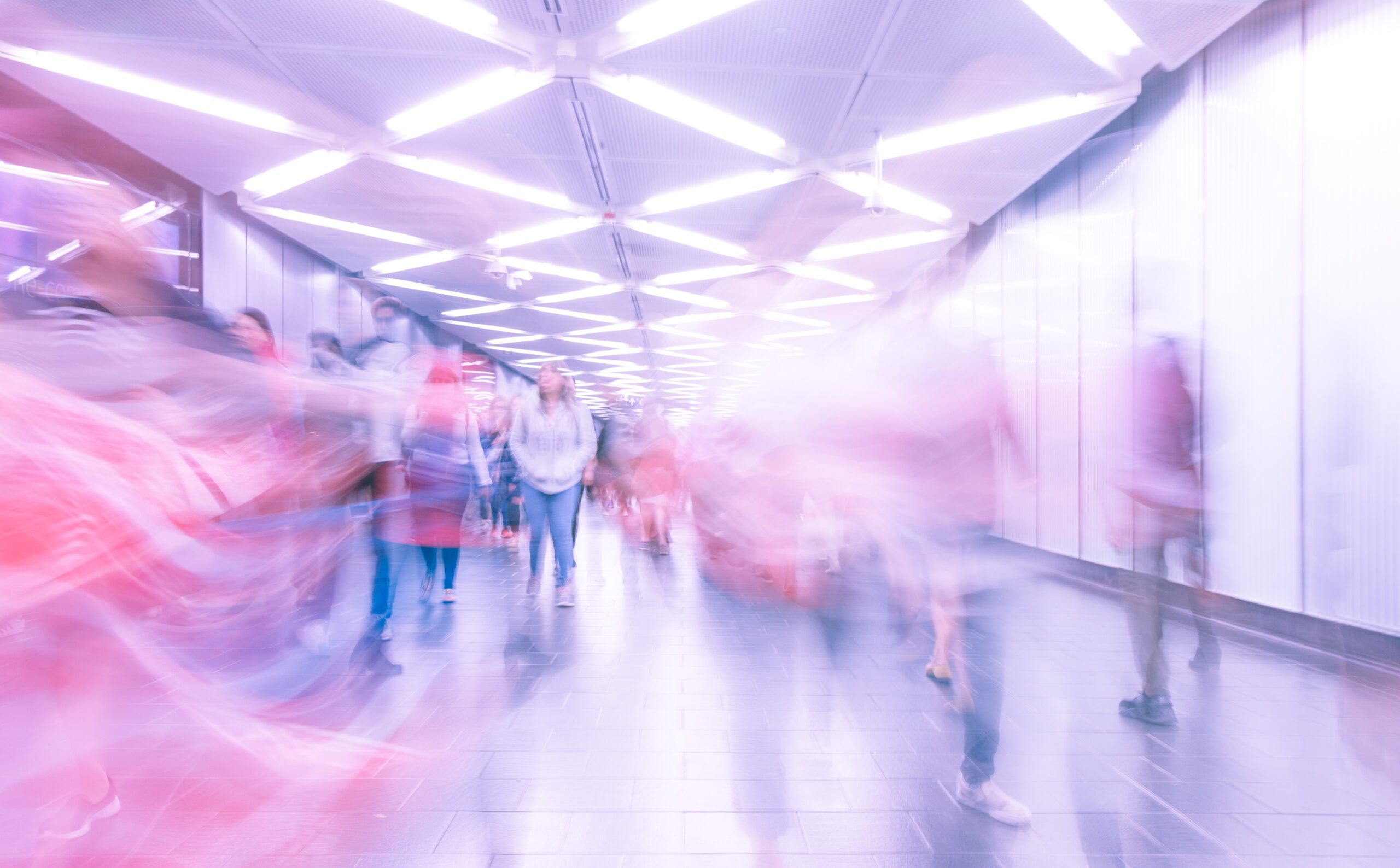 Suddig bild på människor i rörelse på en tunnelbanestation