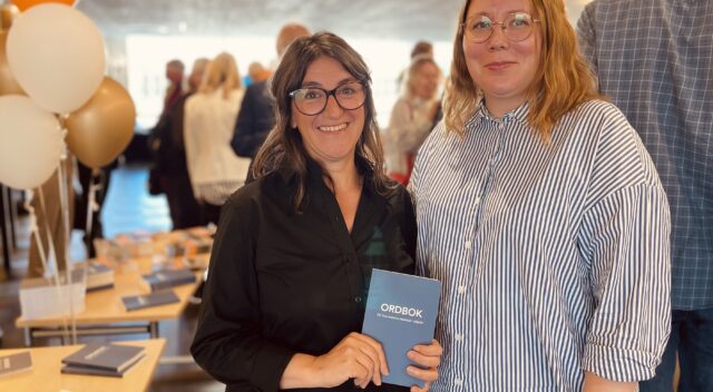 Dalia Mukhtar-Landgren och Sara Ringvall Sundkvist ler mot kameran och håller i en bok.