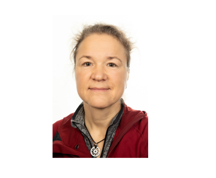 Porträttbild på Katja Kircher mot en vit bakgrund.