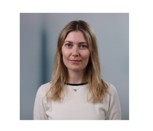 Porträttbild på Marcella Holz mot en grå bakgrund.