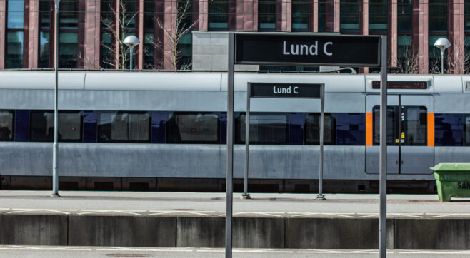 Regiontåg på station. Foto.