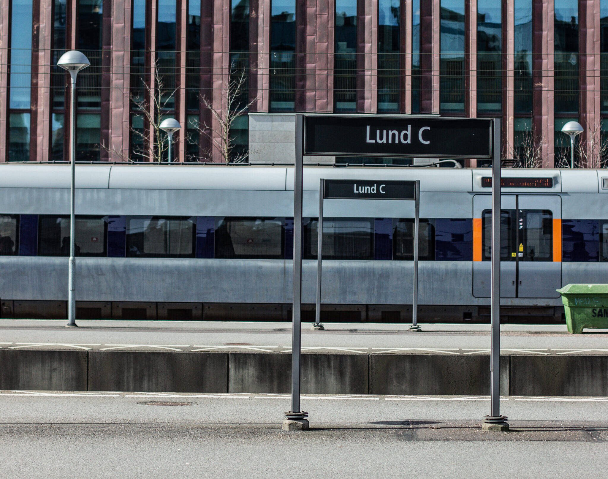 Regiontåg på station. Foto.
