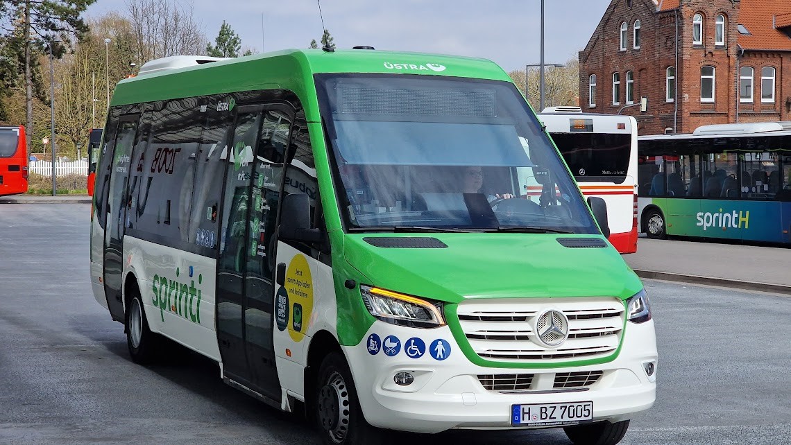 Liten efterfrågestyrd buss. Foto.
