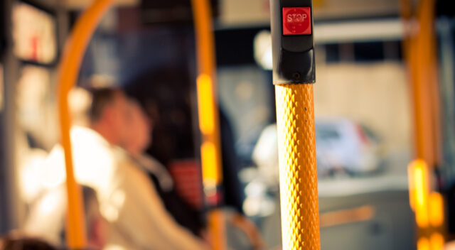 Närbild stoppknapp buss. Foto. Mostphoto.