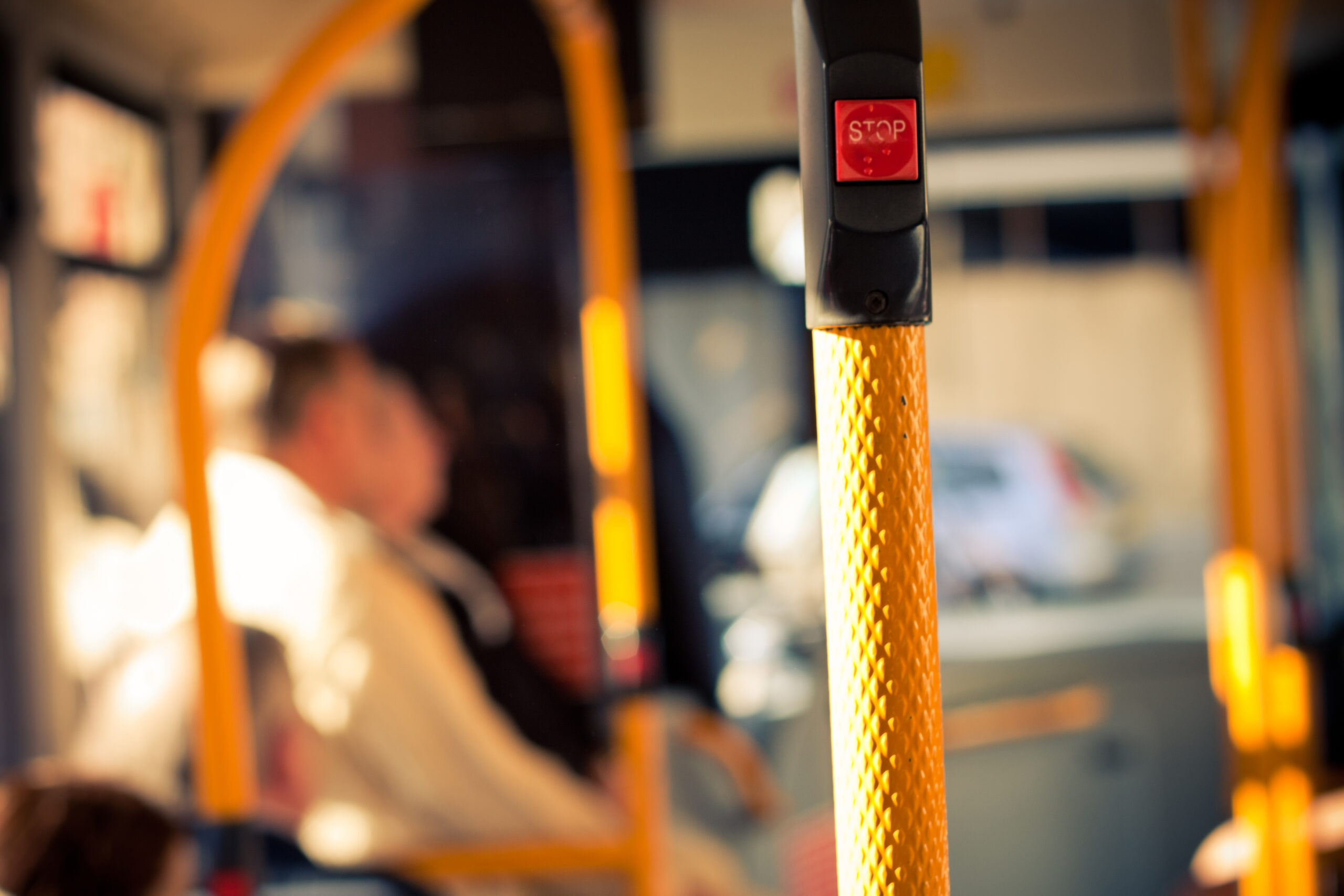 Närbild stoppknapp buss. Foto. Mostphoto.