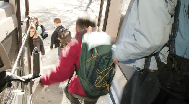 Barn går av en skolbuss. Foto av Comstock på Freeimages.com.