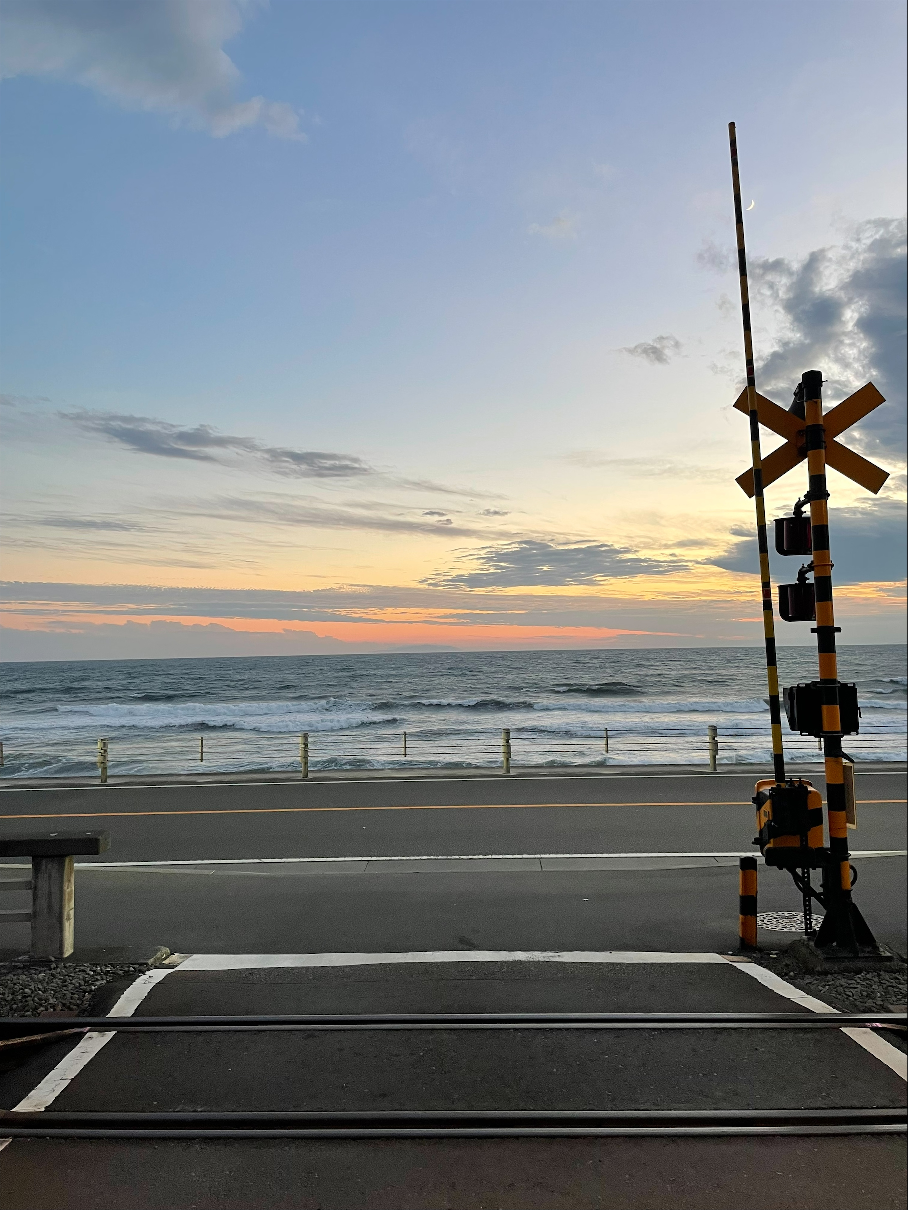 Järnvägsövergång och hav. Foto.